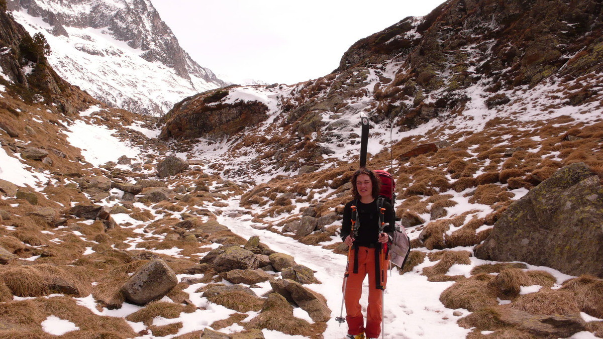 Fin du ski, portage dans le vallon sous le col du refuge d'Espingo