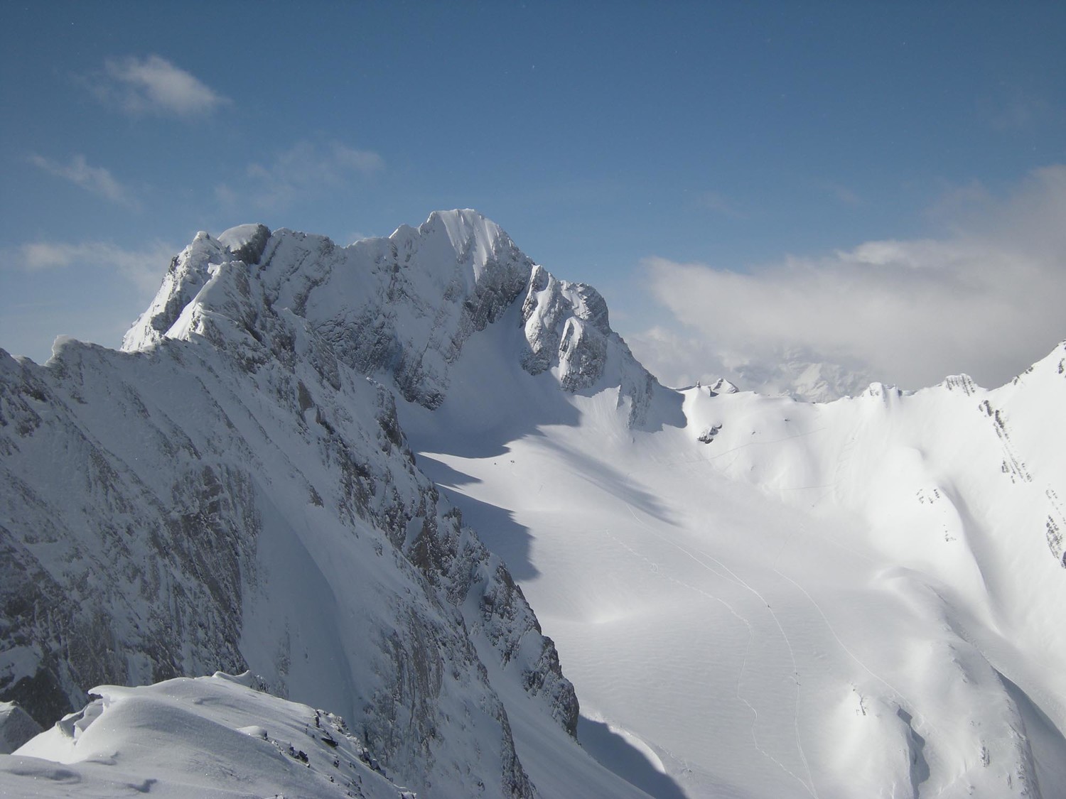 Tête Tsernou. La Tête à Pierrre Grept et le col des Chamois.