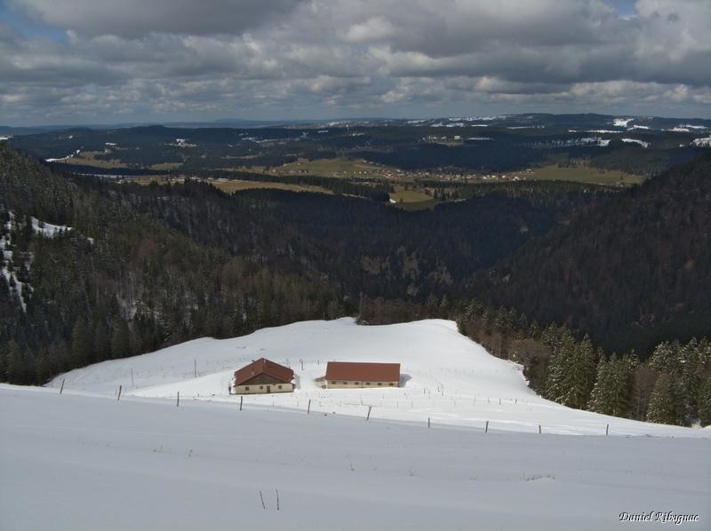 Descente à La Merla, La Côte-aux-Fées au loin