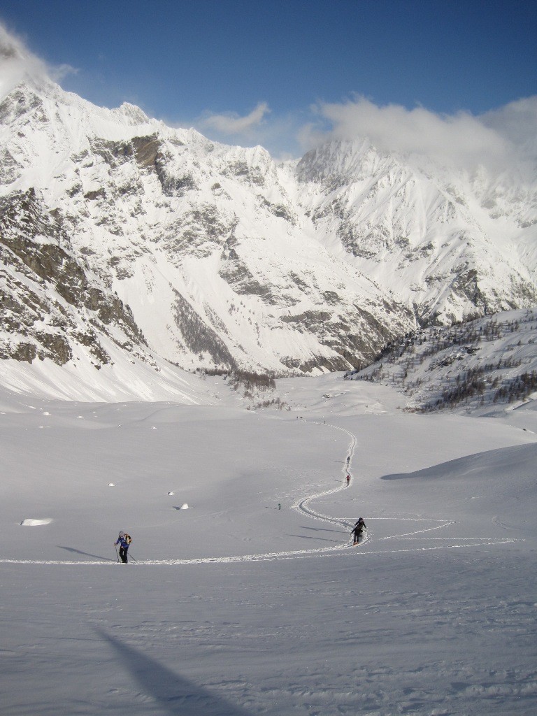 In salita con le ultime nuvole verso la Valgrisanche