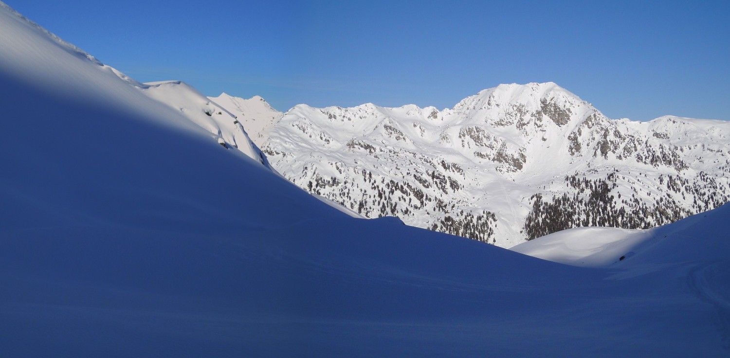 Le Métailler : le bas de la combe encore dans l'ombre ; en face le Mont Gond