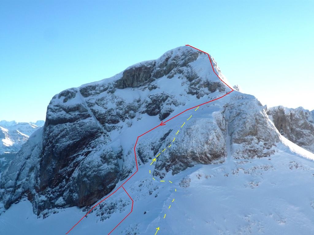 Versant NE des Cornettes de Bise : en jaune, l'option de montée moins exposée aux chutes de corniches