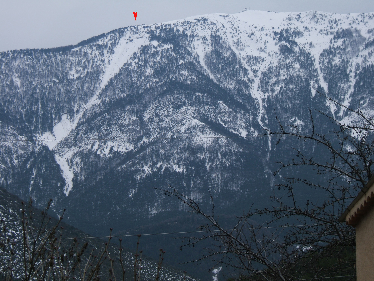 Le couloir NE et le sommet à droite de la flèche.
