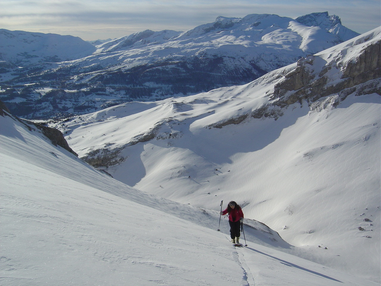 Montée au Pas de la Cloche. Au fond le Pic de Bure.