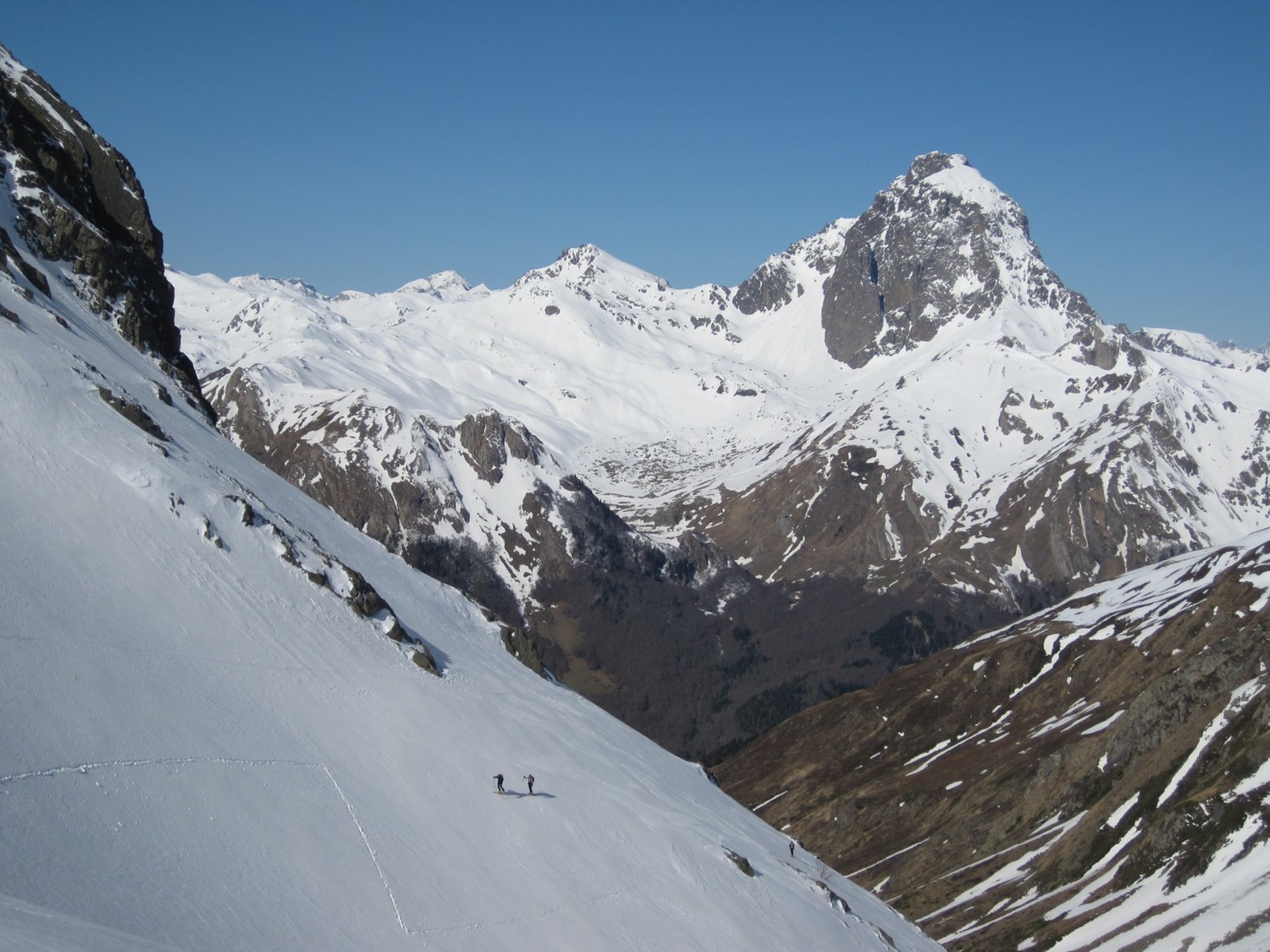 Montée sur fond d'Ossau