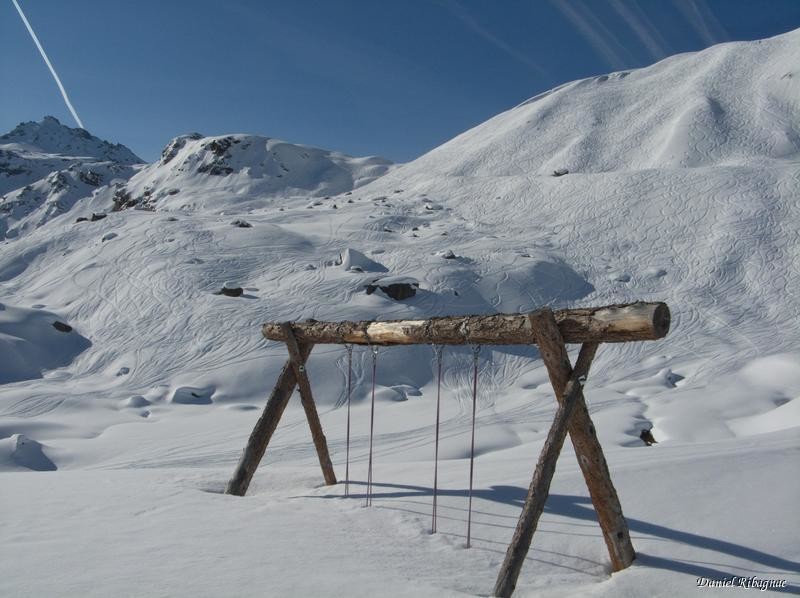 Même pour les balançoires il faut pelleter !