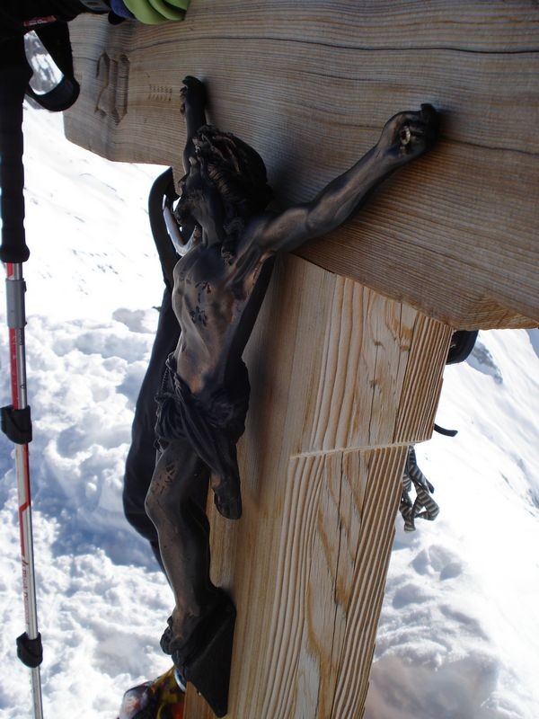 Croix sommitale et son Christ en cuivre
