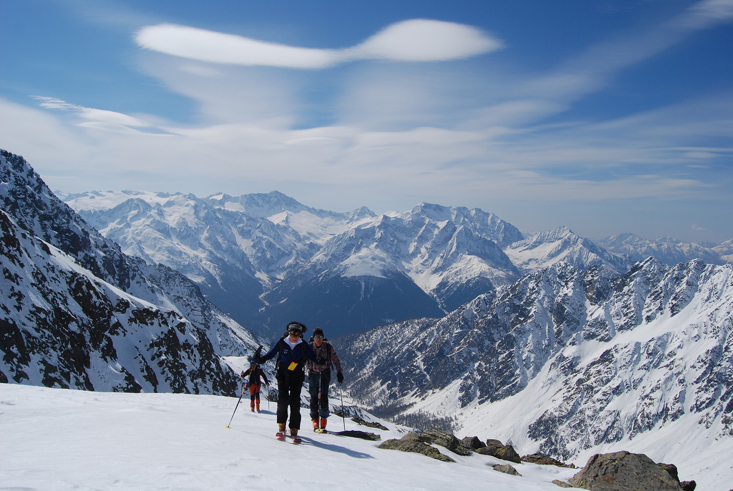 Salita dal vallone a circa 2800 m con sullo sfondo l'Adamello 3554 m e Corno Baitone 3330 m a dx.