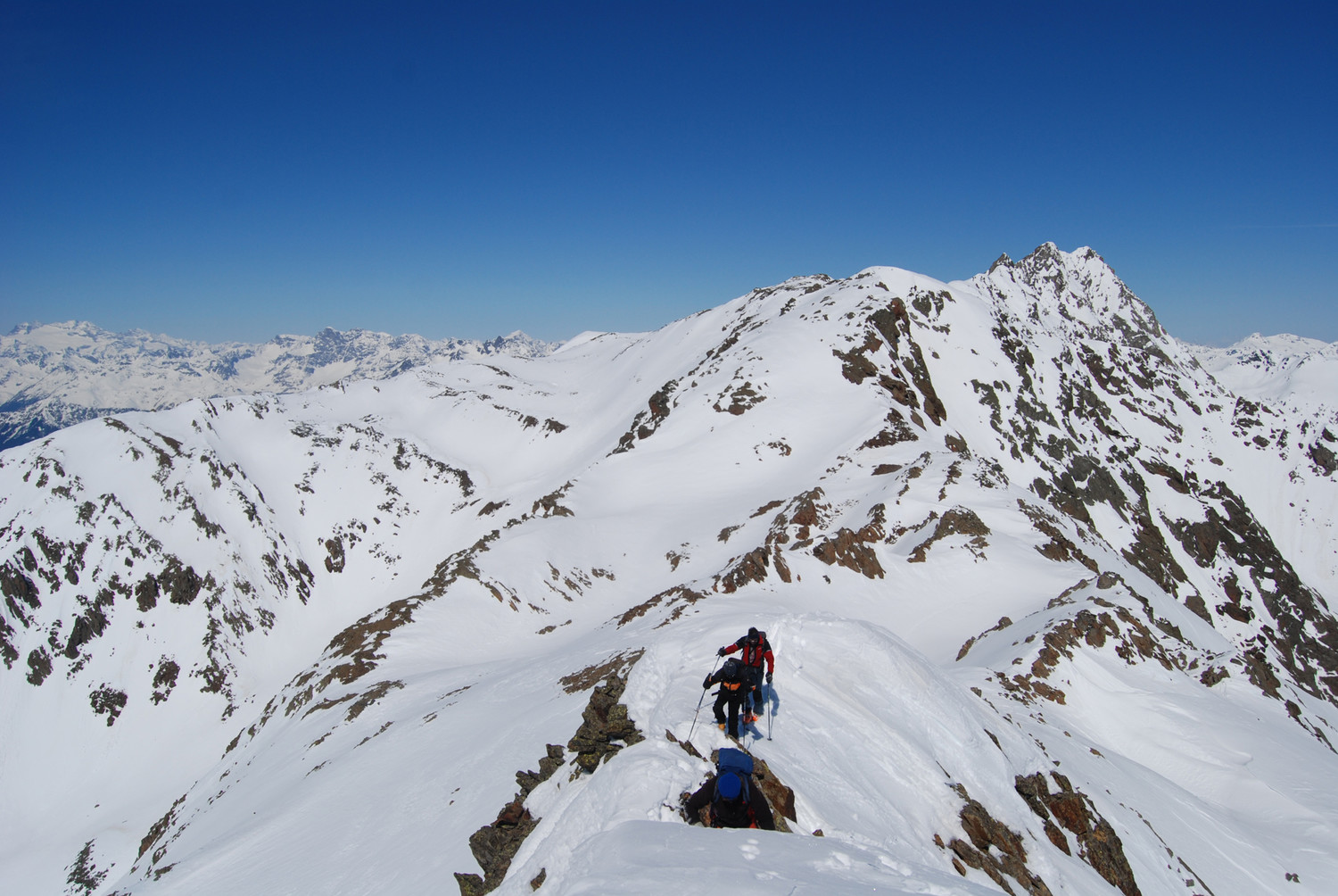 Arrivo in cima alla Piramide ovest di Somalbosco con la Punta di Pietra Rossa 3283 m.