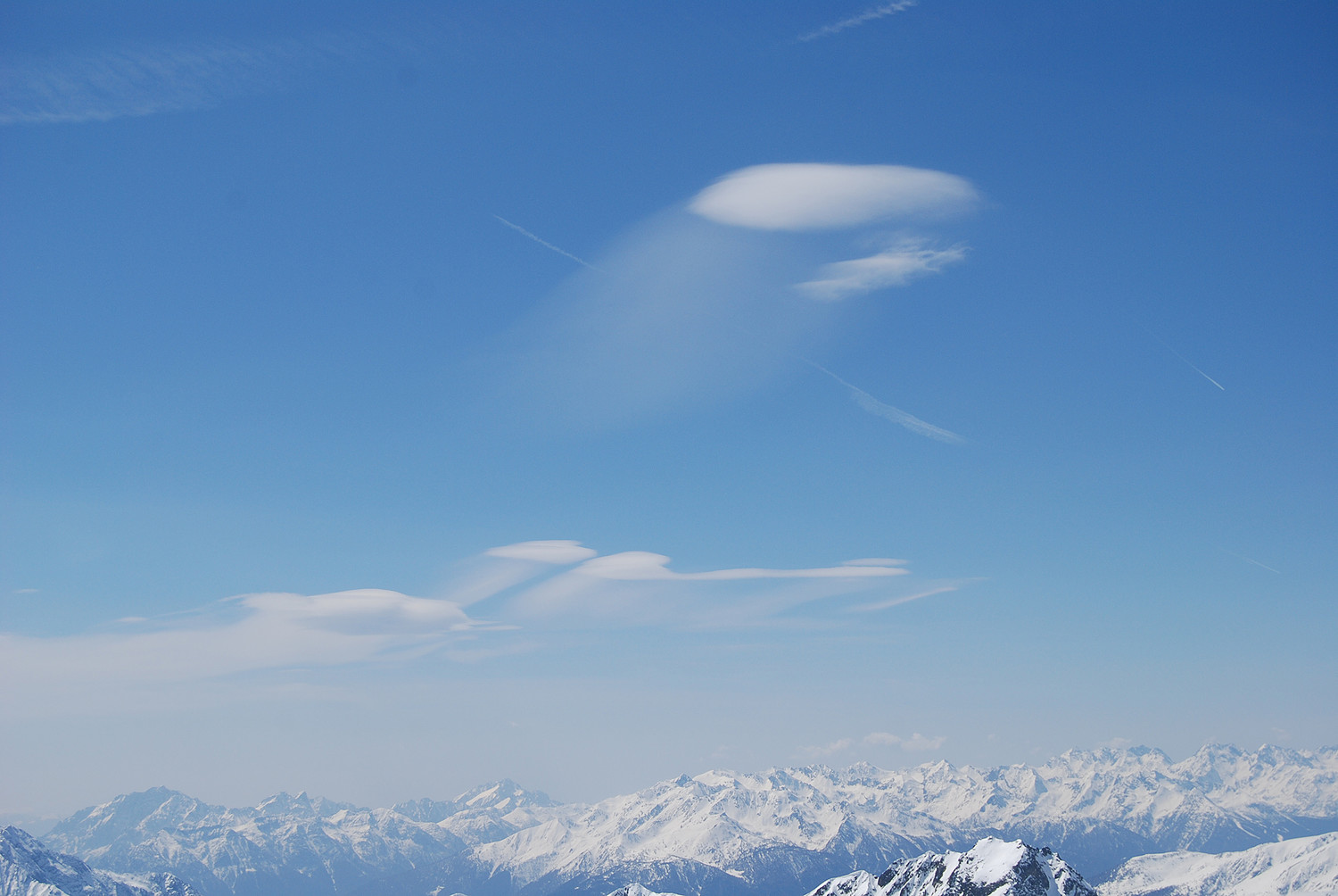 Nubi lenticolari dalla Piramide ovest di Somalbosco 3087 m.