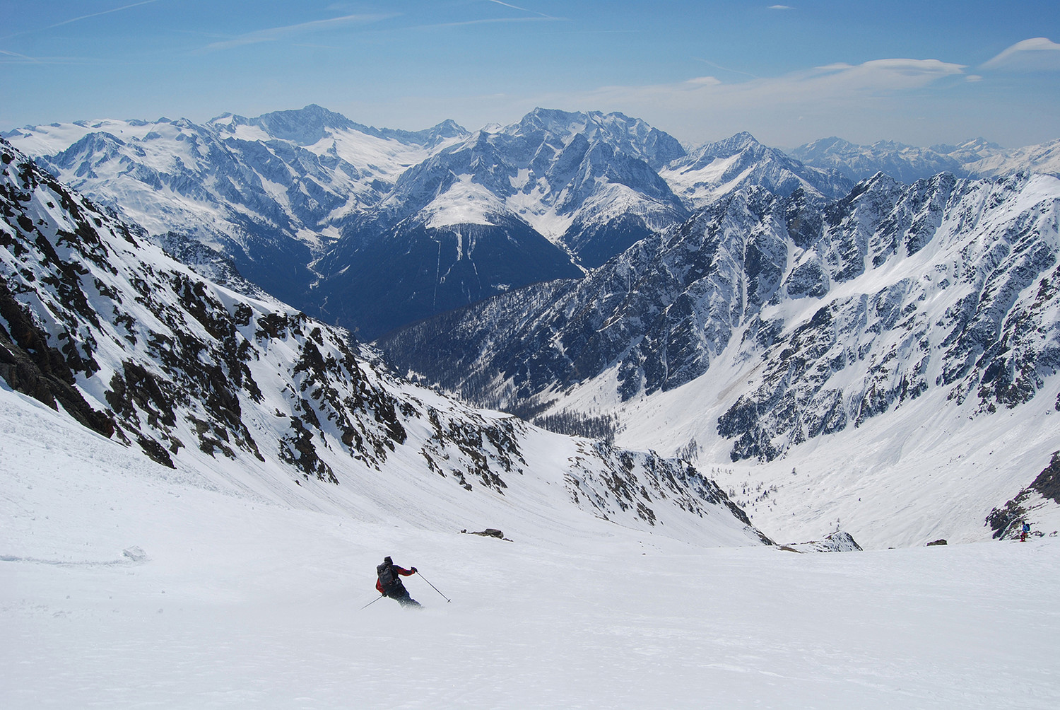 Discesa nel vallone, col l'Adamello 3554 m ed il Corno Baitone 3330 m a dx.