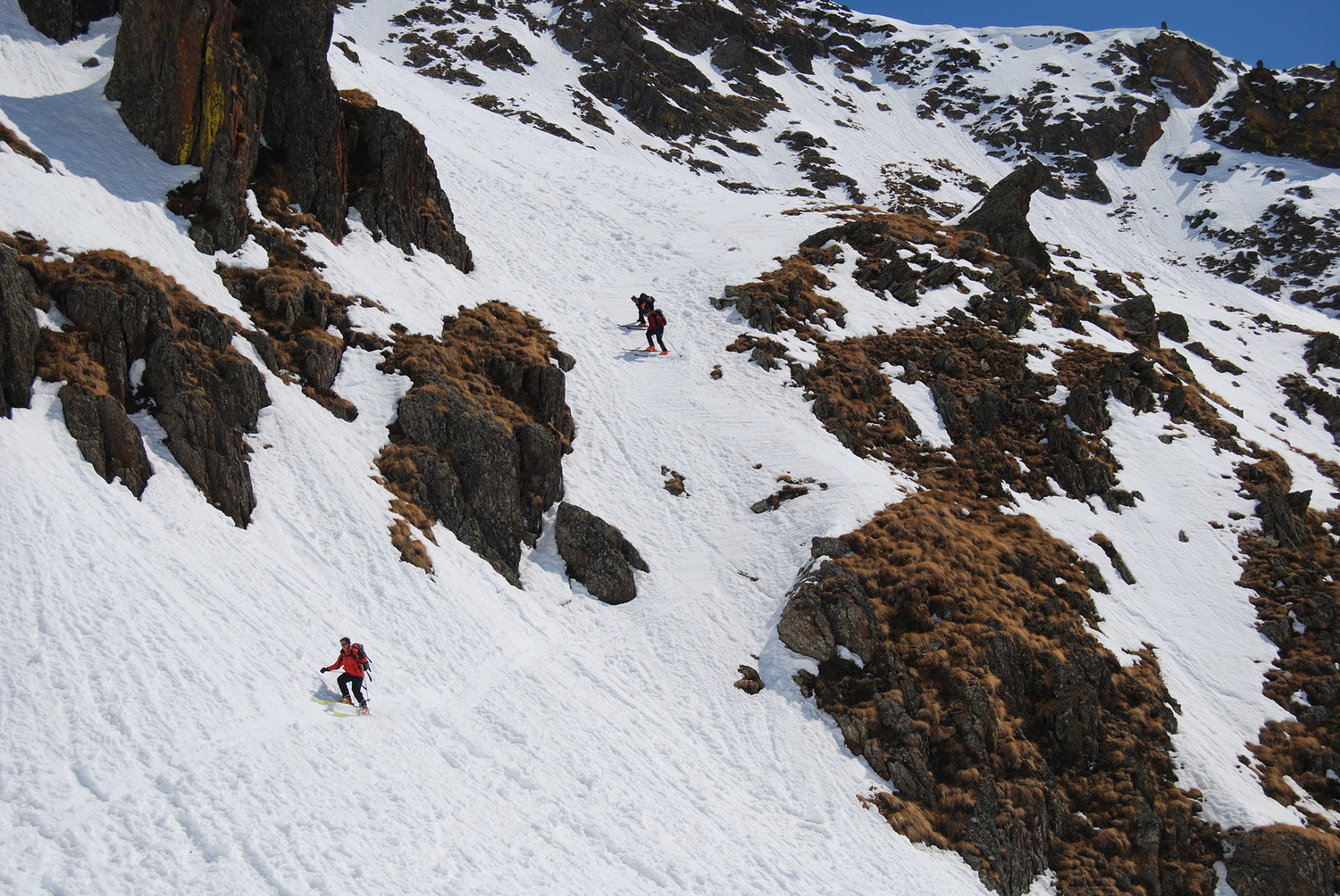 Il passaggio a circa 2420 m che permette di accedere dal vallone di Valzaroten a quello più a E, con il caratteristico roccione spiovente sulla dx