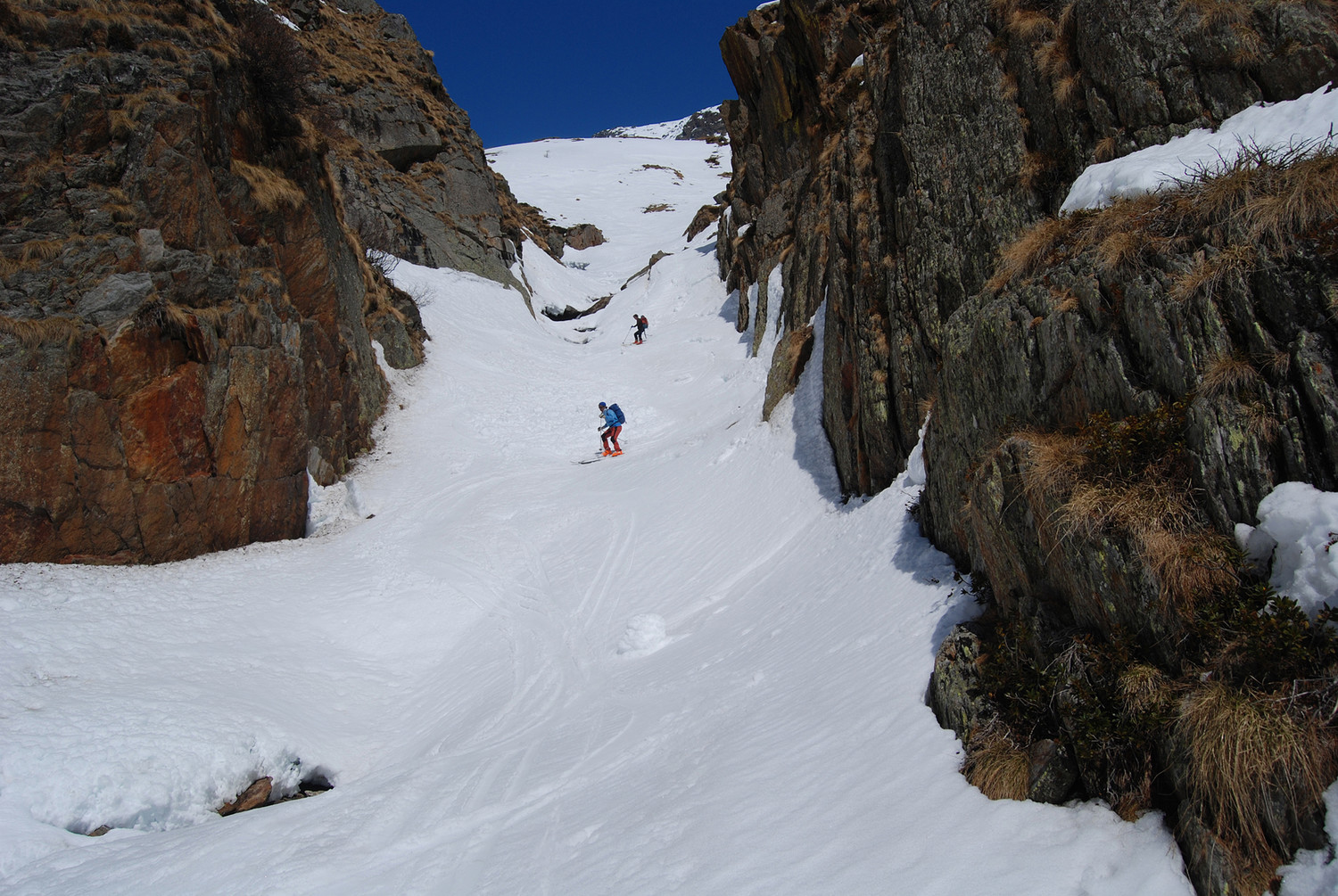 Nella forra sottostante il bivacco in muratura di Valzaroten nella valle omonima, che permette di raggiungere il fondovalle.