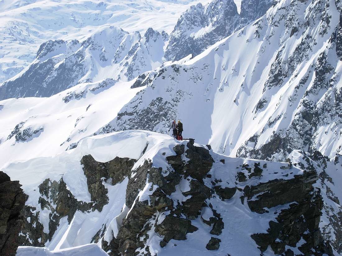 Grande Valloire Avril 2010 : Thierry et Joky arrivent au à l'antécime, cliché de Alain depuis le sommet sur fond d'aiguilles d'argentière