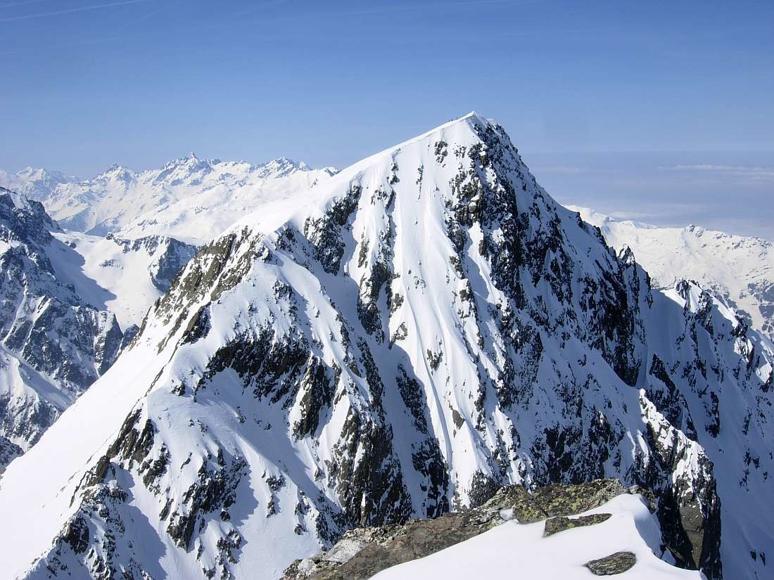 Grande Valloire Avril 2010 : Ca y est les sportifs de la bande à Y4 débouchent au sommet du Rocher d'Arguille (chapeau)