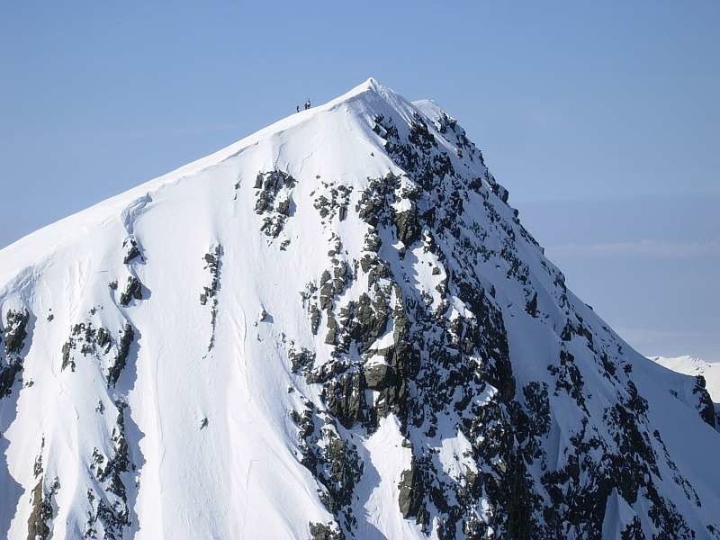 Grande Valloire Avril 2010 : Ca y est les sportifs de la bande à Y4 débouchent au sommet du Rocher d'Arguille (zoom)