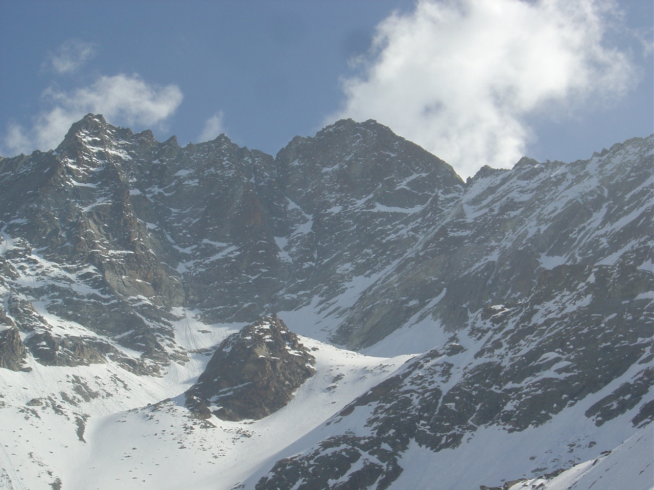 Au bas du versant W de la Pointe des Genevois, la Poire et sa queue, la bande blanche qui monte en oblique à droite.