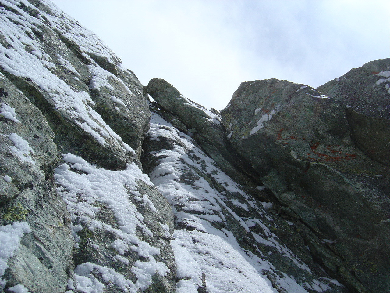 Un peu de grimpe en 4a pour gagner l'arête S.