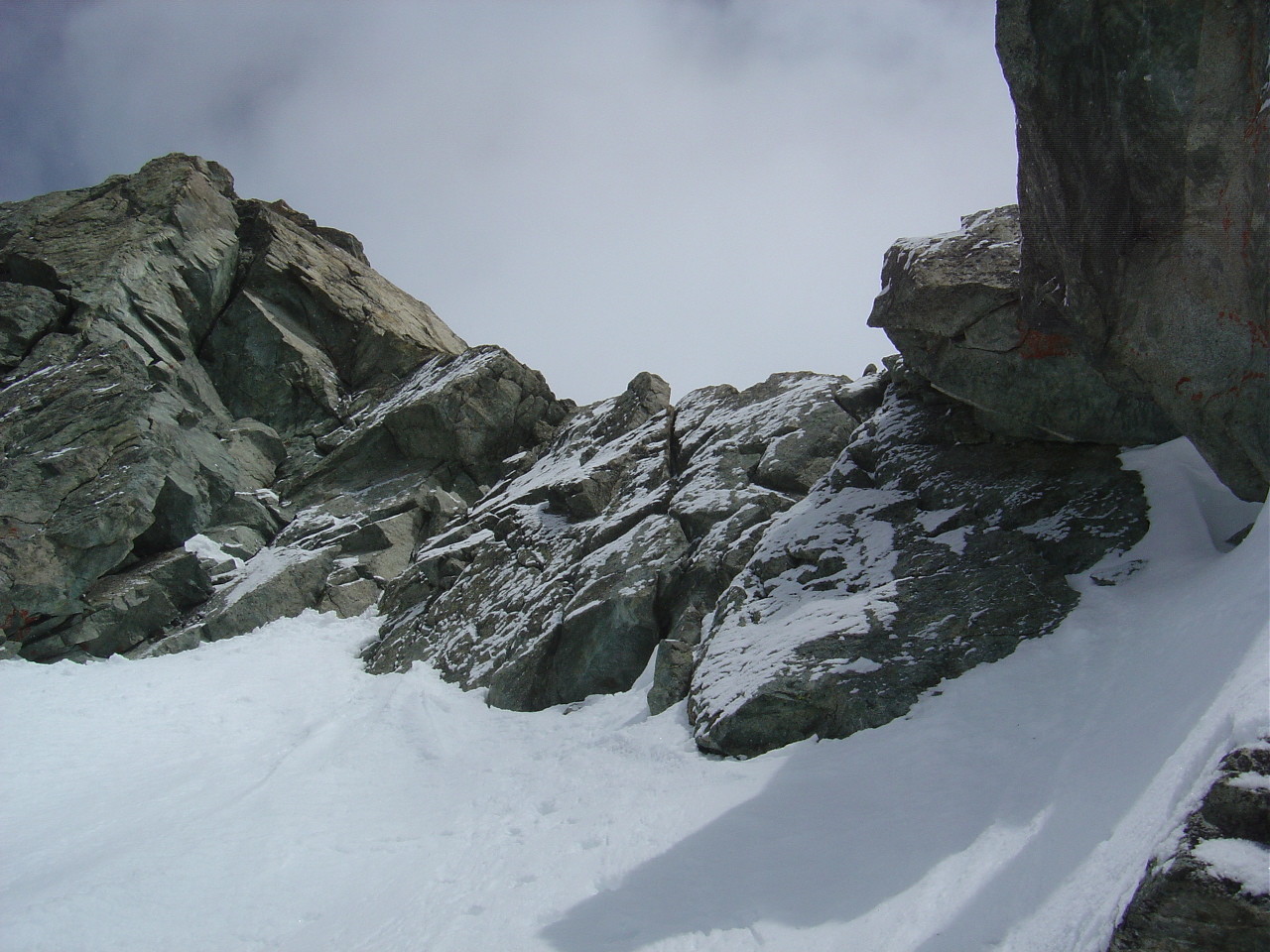 Le même passage en 4a et l'arête S qui s'élève sur la gauche.