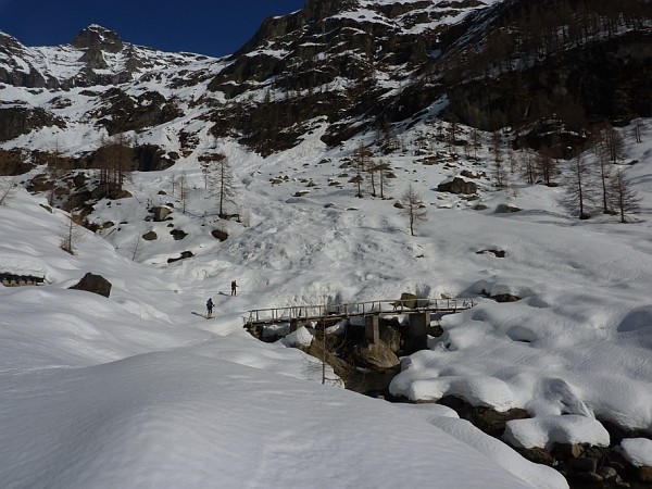 Salendo al Pizzo Barone. Il ponte a Corte di Fondo.