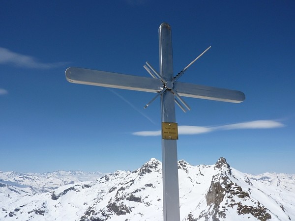 La croce del Pizzo Barone. Sullo sfondo Pizzo Campo Tencia e Penca.