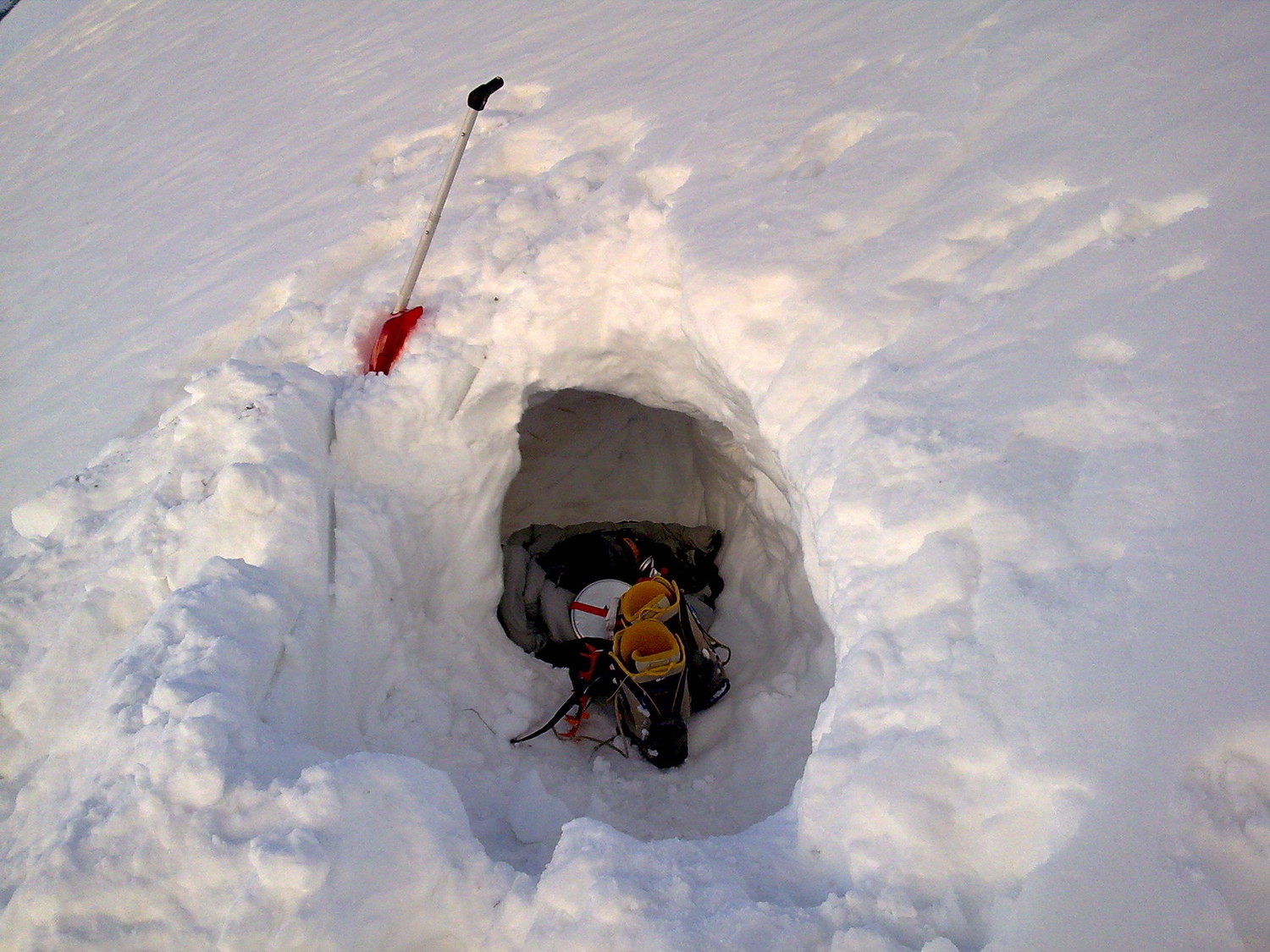 Trou de neige d'un surfeur qui allait descendre le couloir de Tuquerouye