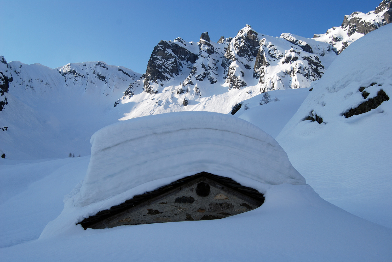 La baita a circa 1750 m in Val Tronella semi sommersa dalla neve con circa 250 cm! A sx il canale dei Piazzotti.
