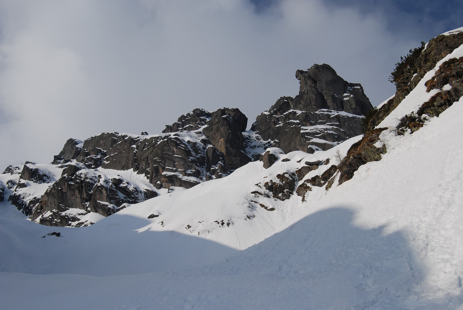 Durante la salita alla sella di 2250 m il Torrione di Mezzaluna sul versante NE
