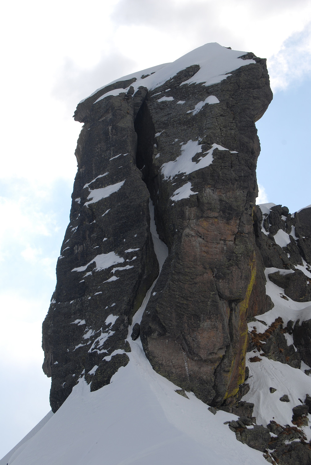 Il Torrione di Mezzaluna 2333 m versante N, con la caratteristica spaccatura che le da il nome.