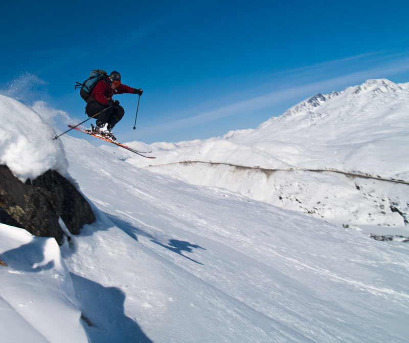 dans les pentes Est en arriere plan la route de Whitepass