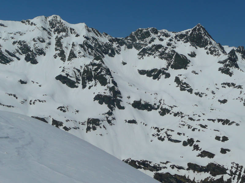 Malh Arrouy (à droite) vue du Soum Blanc de Sécugnat