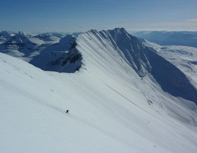 Descente devant la face NW du sommet S de l'Istindan Descente devant la face NW du sommet S de l'Istindan