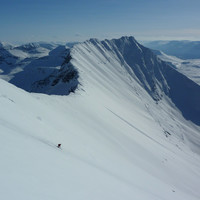 Descente devant la face NW du sommet S de l'Istindan