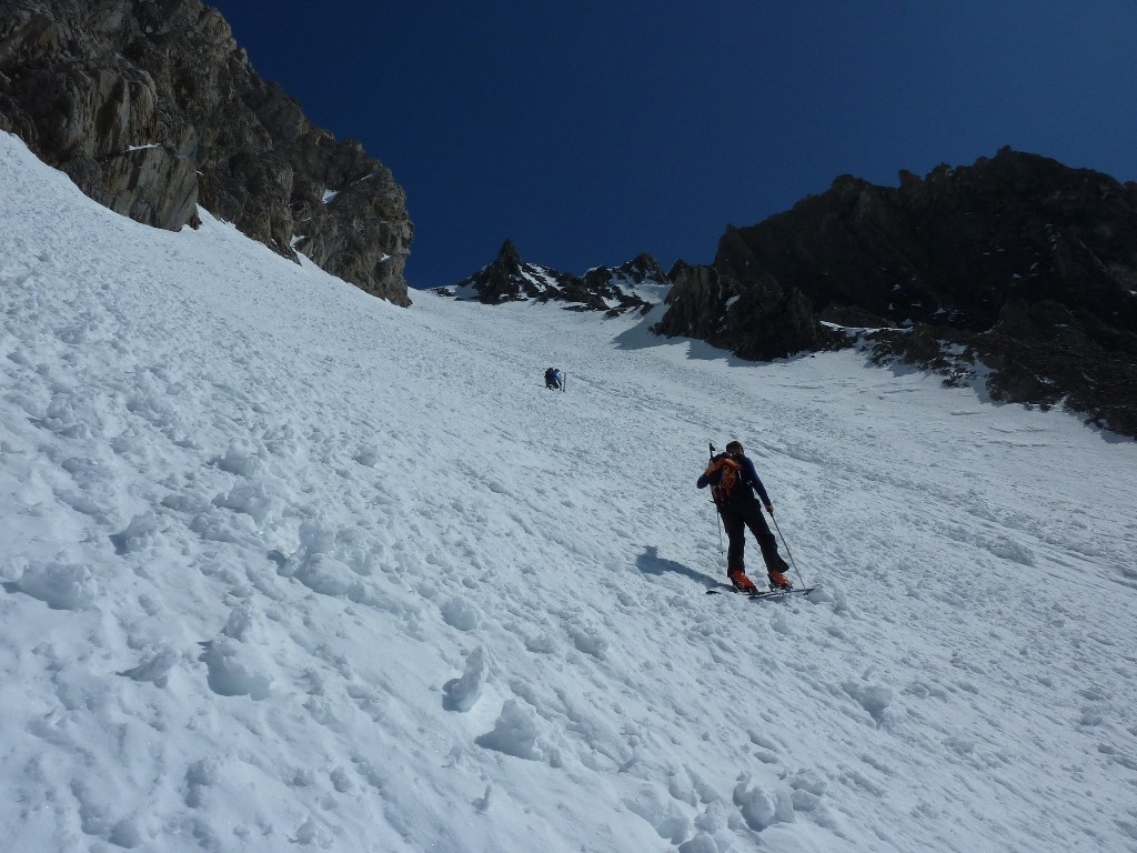 Remontée du couloir de la brèche de Loza