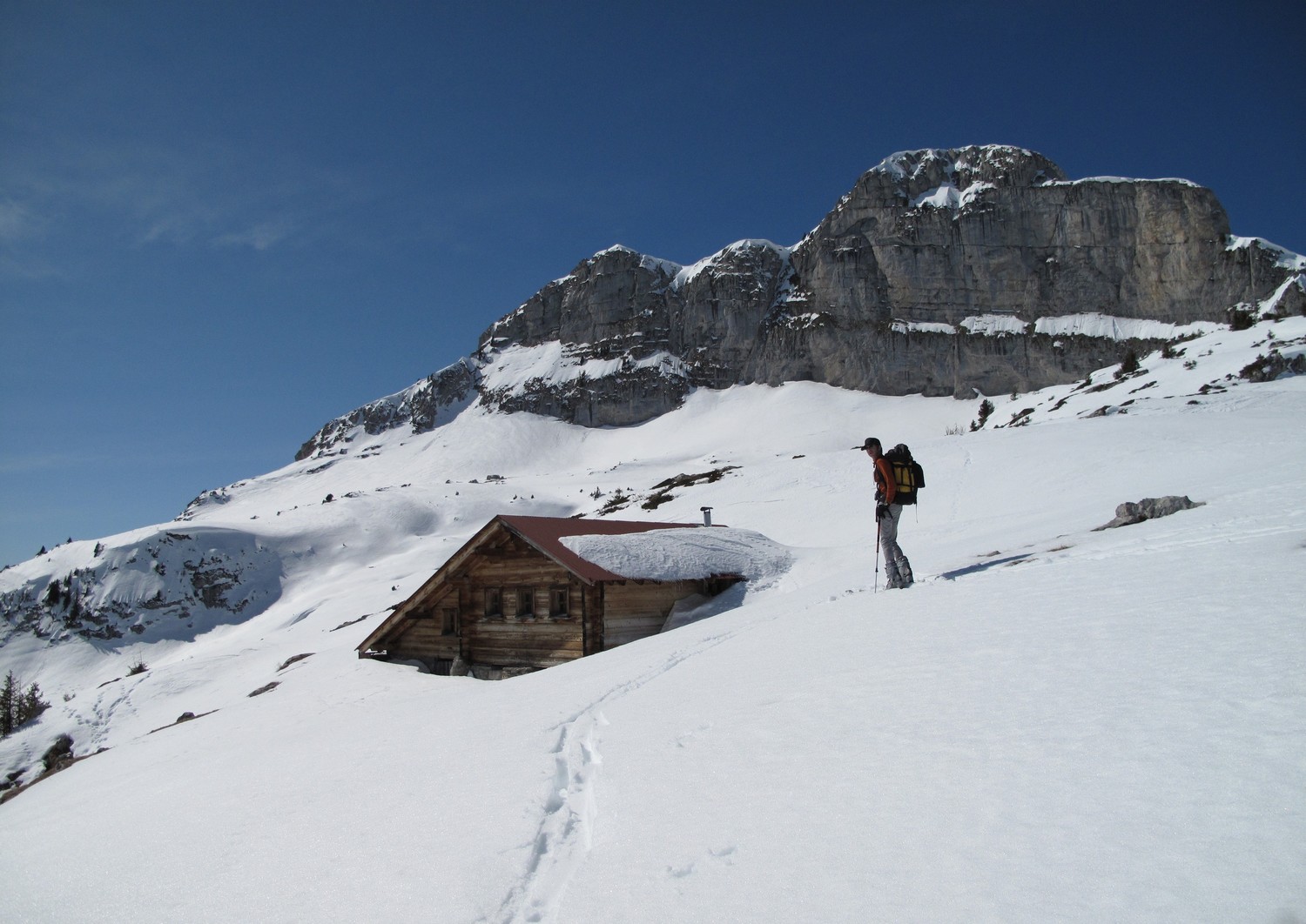 Thom et le chalet sur fond de la Tour de Famelon
