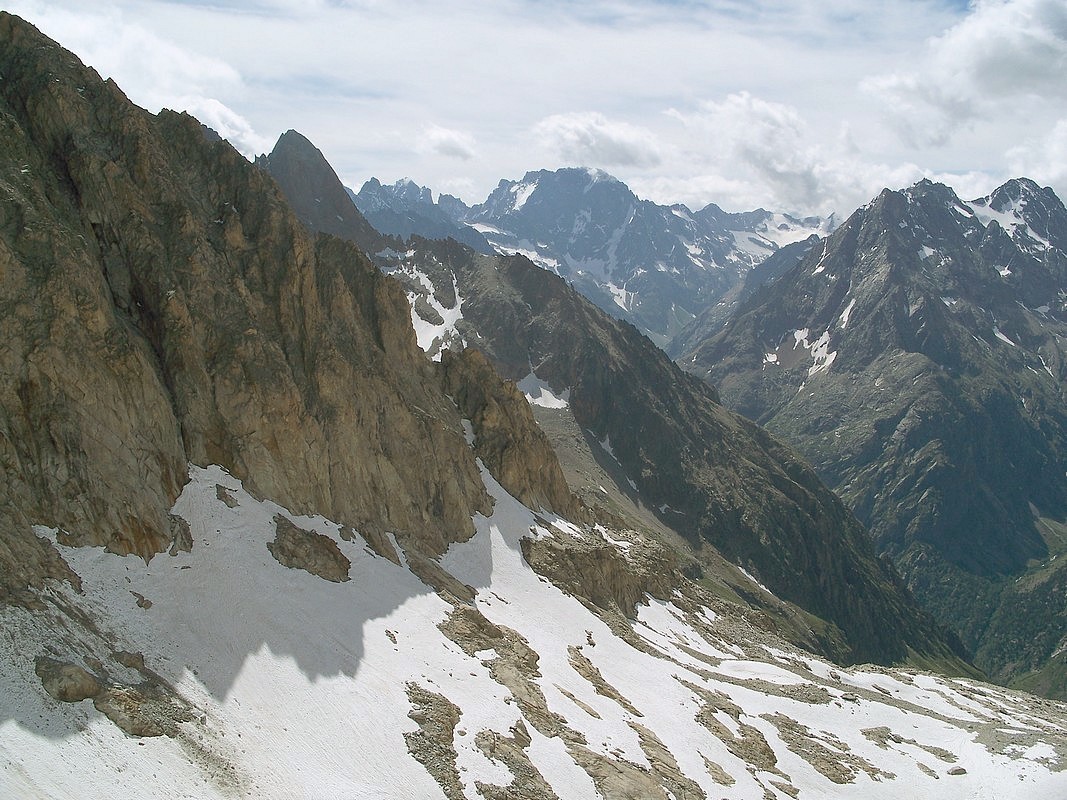 Au pied des pointes de Burlan, l'Ailefroide