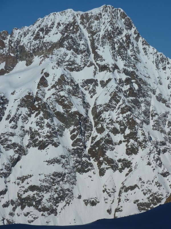 Le magnifique grand couloir E de l'aiguille d'Olan vu de la montée au Col de la Lavey