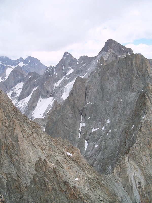 Vue sur les faces N du cirque, la pointe d'Amont