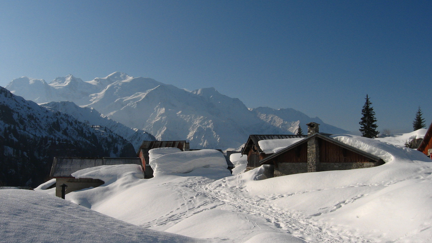 Les Ayères sur fond de Mont-Blanc