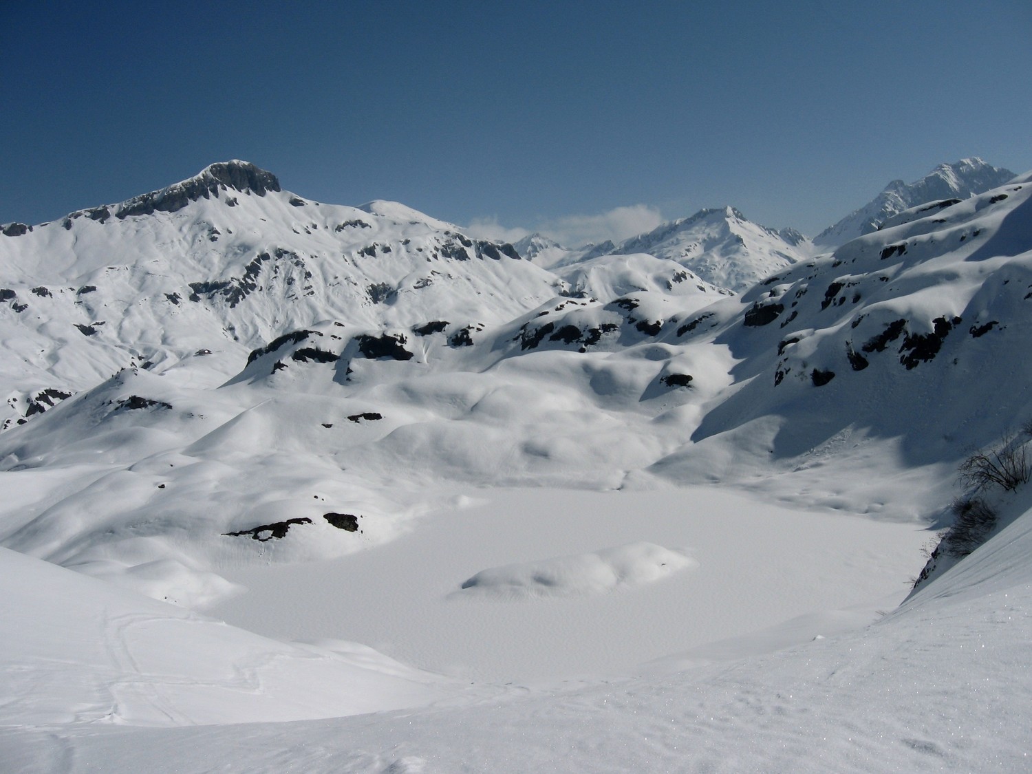 Le lac de Pormenaz dans sa parure hivernale