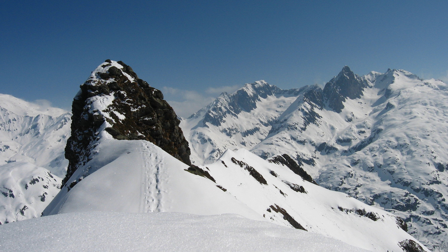 Le sommet sur fond des Aiguille du Belvédère et du Pouce