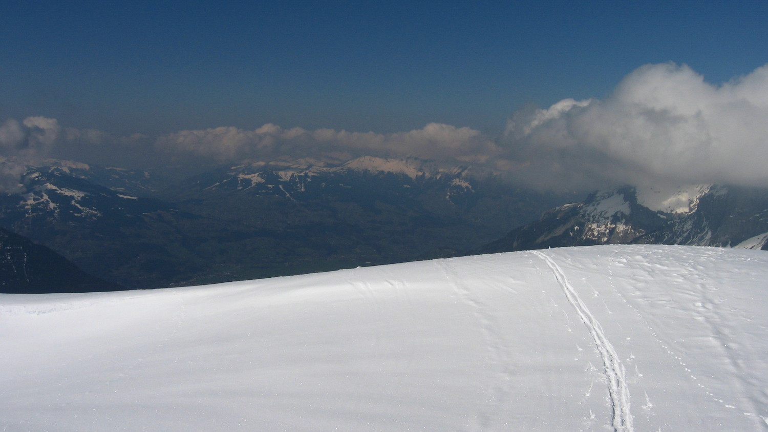 la Vallée de l'Arve avec des cumulus qui continuent à gonfler.
