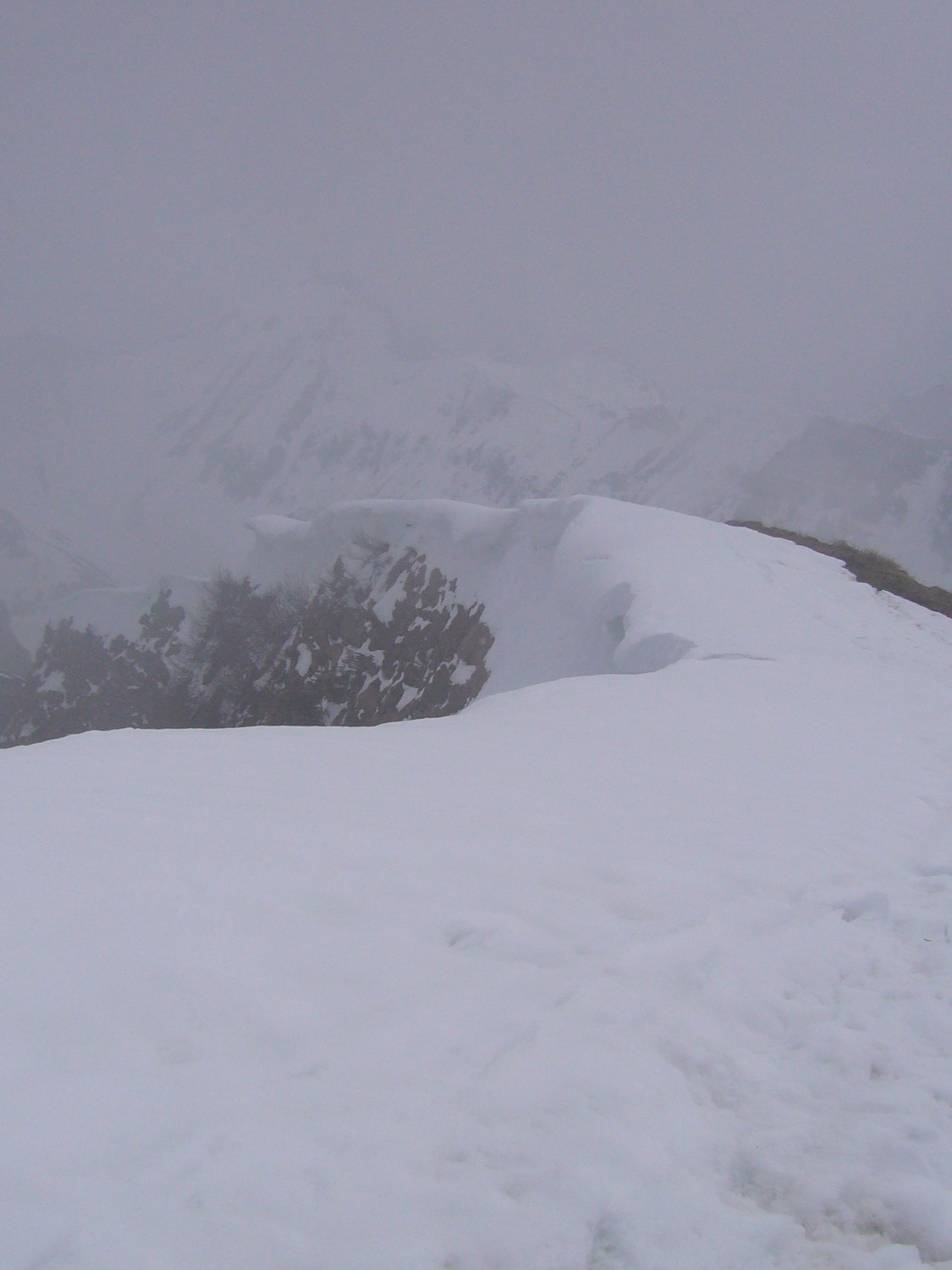 Corniches sur l'arête menant à la pointe de Pelluaz