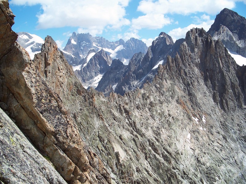 A l'aiguille centrale du Soreiller avant la descente, belle vue sur l'arête vers l'Orientale, la Meije, les têtes du Replat