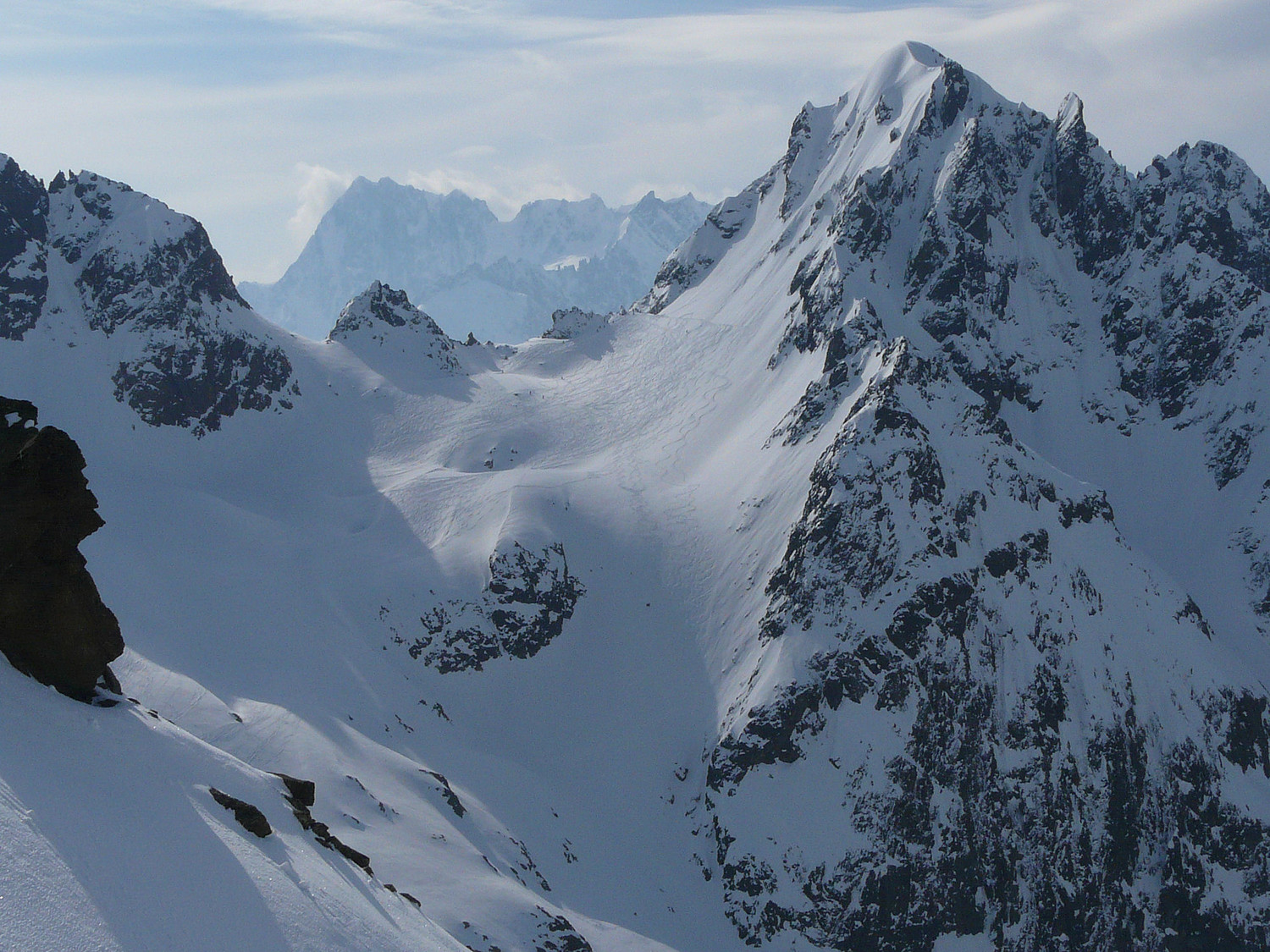Le col des Aig Crochues et l'aig de la Floria à droite