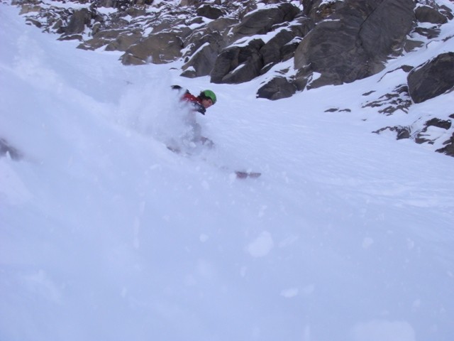 Teino mostra la powder nel couloir...
