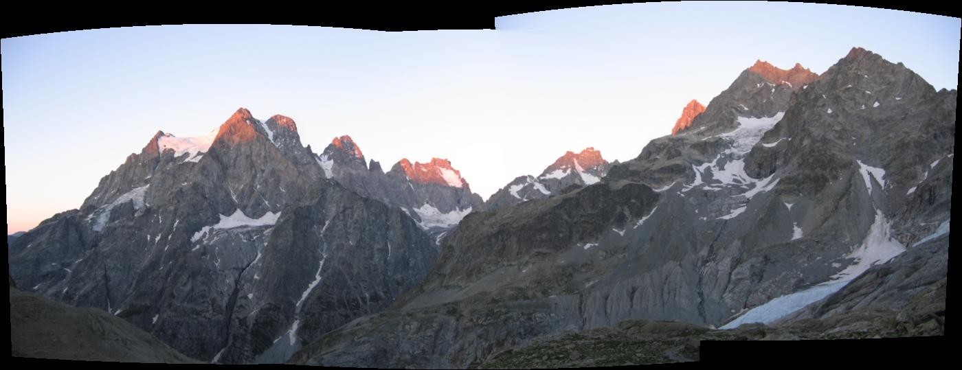 Approche : les faces N du bassin du glacier noir dans la lumière rasante du matin
