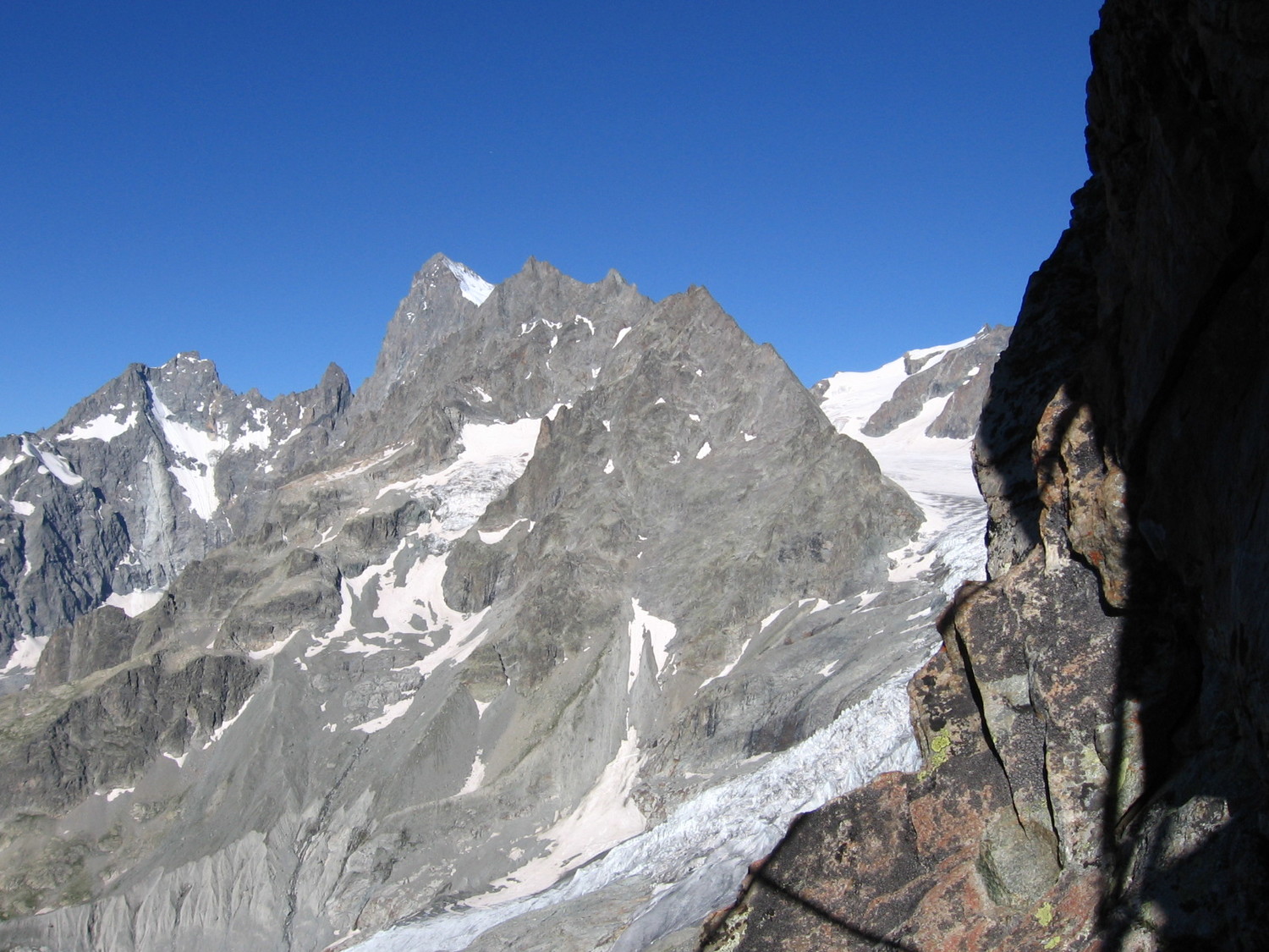 Dans la voie, vue sur la Barre des Ecrins