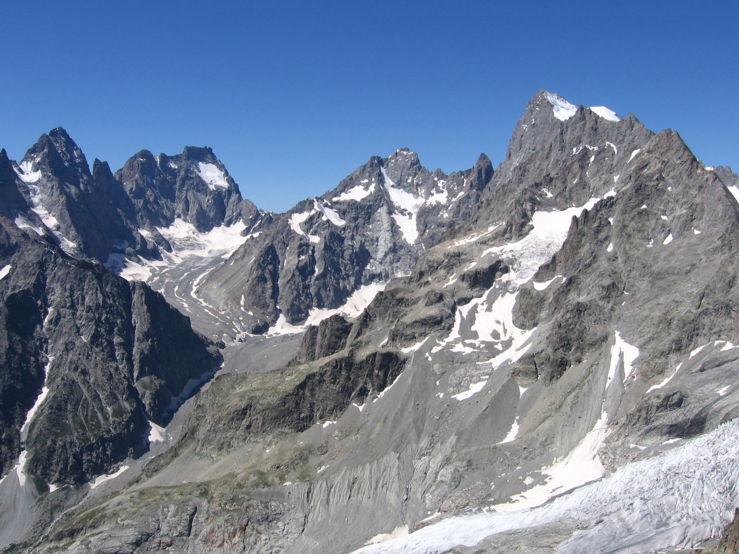 Aux premières loges sur les glaciers noir et blanc