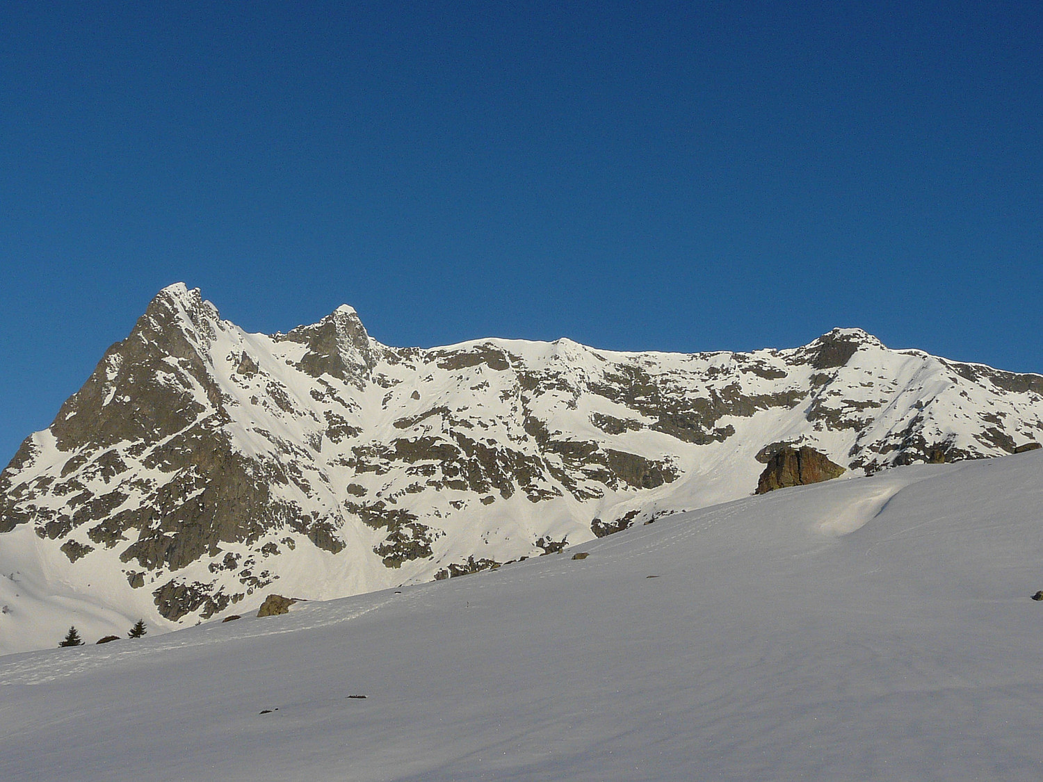 Soleil levant sur les Cornes et l'aiguille de Loriaz
